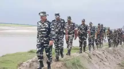 दिघलबैंक: मोहमारी में एसएसबी जवानों ने बैठक कर सीमावर्ती क्षेत्र में चलाया गश्ती अभियान