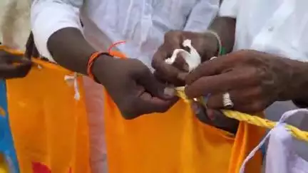 இராமேஸ்வரம்: தங்கச்சிமடத்தில் நூற்றாண்டு பழமை வாய்ந்த புனித சந்தியாகப்பர் ஆலயத்தில் கொடியேற்றம் மும்மதத்தினர் பங்கேற்பு