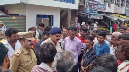 छतरपुर नगर: कोतवाली पुलिस ने बस स्टैंड पर बस कर्मचारियों और नगरवासियों को नशे के दुष्प्रभाव के बारे में जानकारी दी