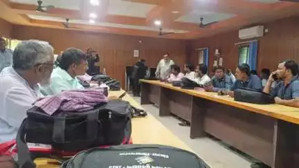 दिघलबैंक: सभागार भवन दिघलबैंक में बीडीओ ने बीएलओ के साथ की समीक्षा बैठक, दिए आवश्यक निर्देश
