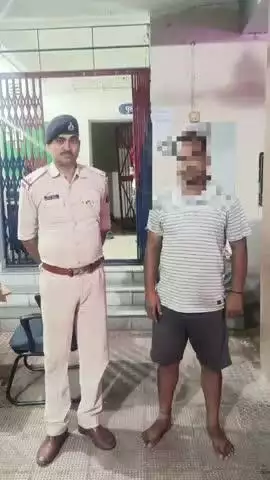 ओबरा: ओबरा थाने की पुलिस ने समकालीन अभियान के तहत एक एनबीडब्ल्यू वारंटी को किया गिरफ्तार