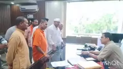 कोल: देवी नगला व डालचंद नगला के बीच स्पीड ब्रेकर लगाने के संबंध में सामाजिक संगठन ने नगर आयुक्त को सौंपा ज्ञापन