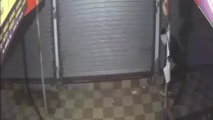 बैतूल: मोबाइल दुकान का शटर तोड़ने की कोशिश सीसीटीवी कैमरे में कैद, कर आठवां मिल की घटना