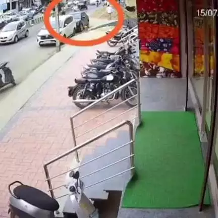 ಕಲಬುರಗಿ: ನಗರದ ಹಳೆ ಜೇವರ್ಗಿ ರಸ್ತೆಯಲ್ಲಿ ಕಾರ್ ಗಾಜು ಬ್ರೇಕ್ ಮಾಡಿ ಲ್ಯಾಪ್‌ಟಾಪ್ ಕಳ್ಳತನ: ಸಿಸಿ ಟಿವಿಯಲ್ಲಿ ಸೆರೆ