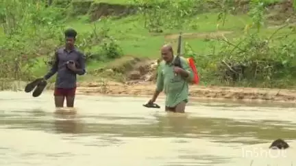 अंबिकापुर: सरगुजा जिले के शिक्षक अशोक चौहान का जज्बा, 15 साल से उफनती नदी पार कर आदिवासी बच्चों को पढ़ाने जा रहे हैं