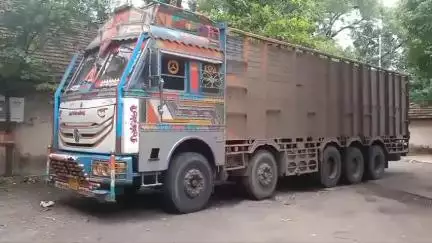 धुळे: बोरकुंड टोल नाक्याजवळ अवैधरित्या वाळू वाहतूक करणारा ट्रक जुने तहसील भरारी पथकाने पकडला पुढील कारवाई सुरू