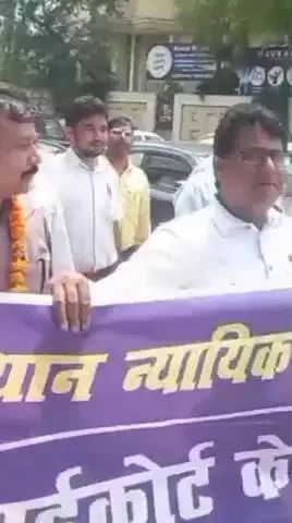 सांगानेर: अधीनस्थ न्यायालय में कार्मिकों के केडर पुनर्गठन की मांग पर जिला न्यायालय परिसर से कलेक्ट्रेट सर्किल तक निकाली गई रैली