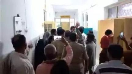 मनकापुर: सीएससी मनकापुर पर इलाज के दौरान बुजुर्ग महिला की तबीयत बिगड़ी, एंबुलेंस में हुई मौत, परिजनों ने किया हंगामा