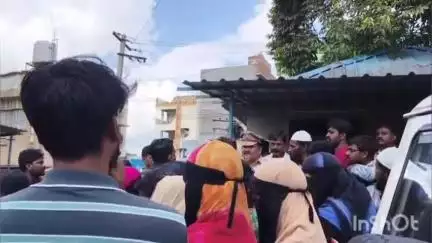 అంగళ్లులో మహిళల చెంత3000కట్టించుకుని మోసం చేసిన బెంగుళూరుకు చెందిన వినోద్ : చర్యలు తీసుకోవాలని సీఐని ఆశ్రయించిన మహిళలు