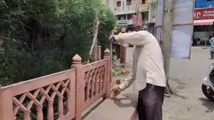 मंदसौर: गांधी चौराहा के पास अराजक तत्वों ने तोड़ी रेलिंग, ठेकेदार पहुंचे, सीएमओ के निर्देश पर नपाती लेने पहुंचे अधिकारी