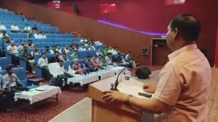 आज़मगढ़: हरिऔध कला भवन में युवाओं के सपनों को उड़ान देने के लिए स्टार्टअप की पाठशाला में छात्रों और बैंकर्स की हुई सीधी भागीदारी