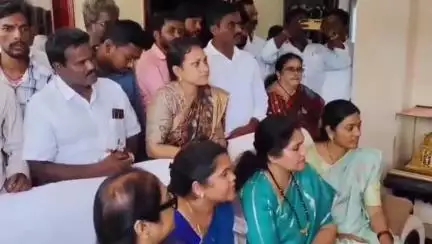 కృష్ణాపురం లో ఉప్పాల హారికను పరామర్శించి జెడ్పీటీసీ సభ్యులు