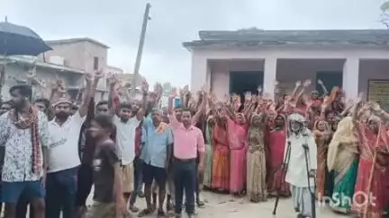 अंधराठाढ़ी: सिसौनी गांव के मतदाताओं ने नए मतदान केंद्र का विरोध किया, विद्यालय परिसर में प्रदर्शन