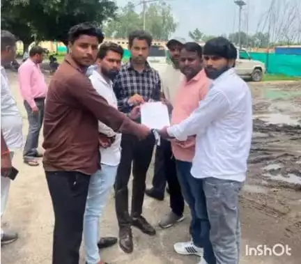 कासगंज: राष्ट्रीय गौरक्षा संघ ने कासगंज में मंडी गौशाला की व्यवस्थाओं को सुधारने के लिए SDM को दिया ज्ञापन