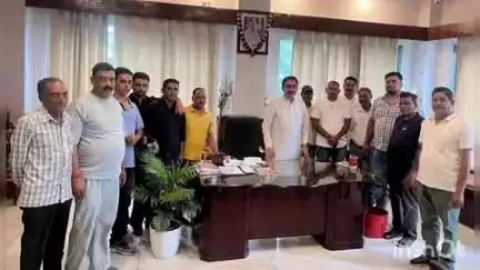 भवारना: भाजपा के कार्यकर्ताओं ने विधायक विपिन सिंह परमार से उनके गृह कार्यालय नन्नाओं में की मुलाकात