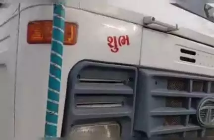 ડીસા કુપટ બનાસ નદીમાંથી રોયલ્ટી ભર્યા વિના રેતી ભરેલ ટ્રકને સ્થાનિકોએ અટકાવી  વિડિયો વાયરલ કરાયો.