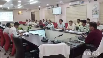 अशोक नगर: कलेक्ट्रेट सभाकक्ष में नगरीय प्रशासन विभाग की समीक्षा बैठक आयोजित हुई