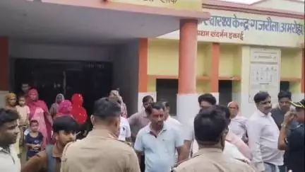 धनौरा: गजरौला अस्पताल से दवाई लेने आया युवक की बाइक हुई गायब, हुआ हंगामा