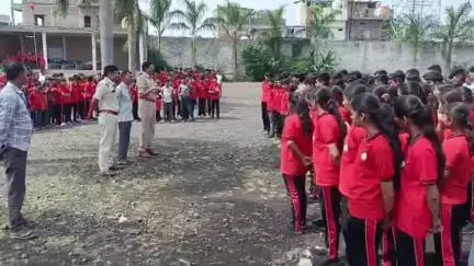 मोहन बड़ोदिया: थाना प्रभारी ने मोहन बड़ोदिया के प्राइवेट स्कूलों में वाहनों के दस्तावेज चेक कर विद्यार्थियों को दिलाई नशा मुक्ति की शपथ