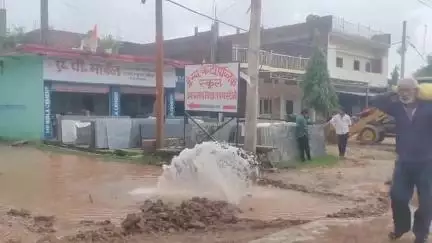 महरौनी: शांति निकेतन स्कूल के पास फटी पेयजल पाइपलाइन, हजारों लीटर पानी बहा, ठेकेदार की लापरवाही आई सामने