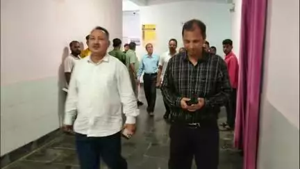 गिरिडीह: गिरिडीह के नए सिविल सर्जन ने गांडेय सीएचसी का किया निरीक्षण, दिए आवश्यक निर्देश