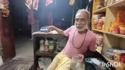 मानिकपुर: शिवभक्त अशोक कुमार साहू ने भगवान के निर्देश पर भक्तों के लिए पूजन सामग्री की दुकान खोली, घर में की है शिवलिंग की स्थापना