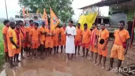 भंडरिया: हारता गांव से 30 कांवरियों का जत्था रवाना, बीडीसी ने अंगवस्त्र देकर किया विदा