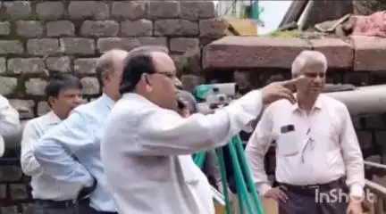गुना नगर: शहर के बीचों बीच से नकली गुनिया नदी के बारिश में हाई फ्लो और अतिक्रमण को लेकर तकनीकी टीम ने बड़ा पुल पर की जांच