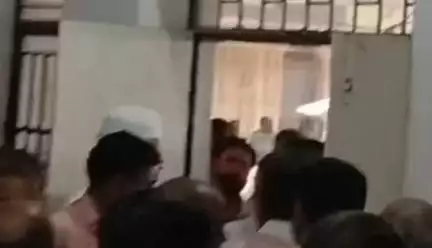 बेल्थरा रोड: बेल्थरा रोड तहसील में आंदोलन के 25वें दिन खुला कोर्ट, अधिवक्ताओं में फूट, कोर्ट में हंगामा और तनाव बढ़ा