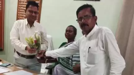 दुमका: सीएस कार्यालय पहुंचकर झारखंड प्रदेश स्वास्थ्य सहिया कर्मचारी संघ ने नव पदस्थापित सिविल सर्जन का किया स्वागत