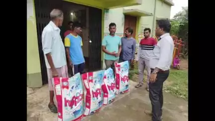 दुमका: राजबांध पंचायत में झींगा पालन के तालाबों का निरीक्षण, लाभुकों को मिला तकनीकी परामर्श