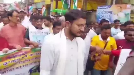 বর্ধমান ১: ২১শে সমর্থনে বর্ধমানের একটি মিছিলে এসে বিরোধী দলনেতা শুভেন্দু অধিকারীকে আক্রমণ করলো তৃণমূল নেতা দেবাংশু ভট্টাচার্য
