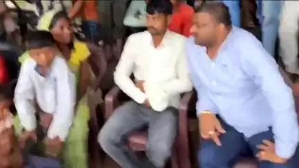 बेलागंज: वंशी बिगहा गांव में विधायक प्रतिनिधि रॉकी यादव ने मृतक के परिजनों से मिलकर दी सांत्वना