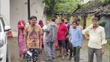 दमोह: चैनपुरा में युवक पर चाकू से हमले के झूठे आरोप लगाने पर वार्ड वासियों ने सीएसपी को सौंपा ज्ञापन