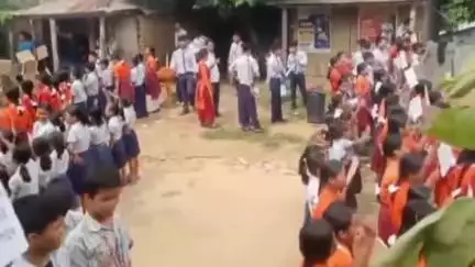 কাঞ্চনপুর: বড়ছড়া হাইস্কুলে পর্যাপ্ত পরিমাণ শিক্ষক না থাকায় শিক্ষক নিয়োগের দাবিতে ছাত্র ছাত্রীদের সড়ক অবরোধ #jansamasya