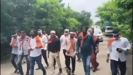 पालघर: महाराष्ट्र नवनिर्माण सेनेचे रस्त्यांच्या दुरावस्थेविरोधात पालघर नगरपरिषद कार्यालय समोर आंदोलन