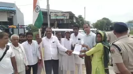 चिड़ावा: उपराष्ट्रपति के गांव किठाना जाने से रोके गए आंदोलनकारी, लाल चौक पर किसानों का धरना जारी रहा