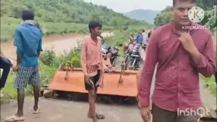 ଧର୍ମଗଡ: ଯୁବକଙ୍କୁ ଖୁଣ୍ଟରେ ବାନ୍ଧି ମାଡ ମାରିବା ଘଟଣା ଜାମିନ ପାଇଲେ ୪ ଯୁବତୀ ପ୍ରତିବାଦରେ ପିଡିତ ପରିବାର ପକ୍ଷରୁ ତେନ୍ତୁଳିଖୁଣ୍ଟି ଠାରେ ରାସ୍ତା ଅବ