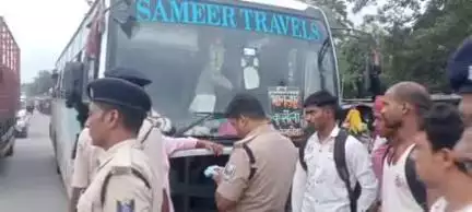 पूर्णिया पूर्व: हरदा बाजार ओवर लोड दो बसों का यातायात डीएसपी ने काटा चालान