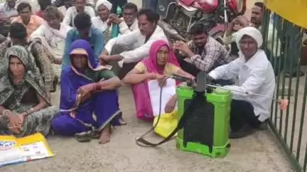 राजपुर: राजपुर में खाद की किल्लत से किसान धरने पर, प्रशासन के खिलाफ की नारेबाजी