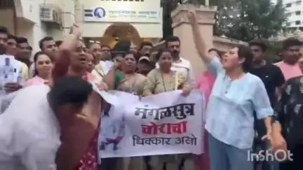 ठाणे: 'मंगळसूत्र चोराचा धिक्कार असो' असे म्हणत शरद पवार गटाचे पाचपखाडी येथे पडळकर यांच्या प्रतिमेला जोडे मारून आंदोलन
