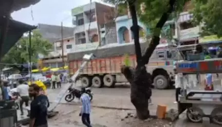 बेल्थरा रोड: नगरा में विद्युत पोल गिरने से मची अफरा-तफरी, बड़ा हादसा टला, सिस्टम की खुली पोल