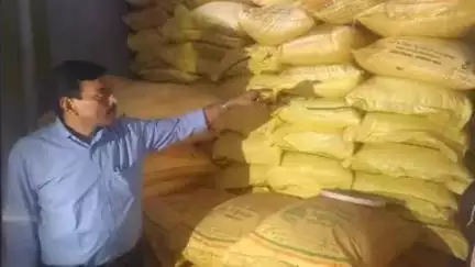 करनैलगंज: करनैलगंज में उर्वरक दुकानों की छापेमारी, 43 दुकानों की जांच, 5 के लाइसेंस निलंबित और 8 को नोटिस