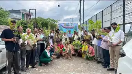 नरेन्द्रनगर: नगर पालिका परिषद म्युनिसिपालिटी दल वाली अध्यक्ष नीलम बिजल्वाण ने मां के नाम पर 14 बीघा में रोपे पौधे