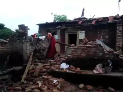 केरेडारी: केरेडारी के घुटु गांव में 25 हाथियों के झुंड ने ट्रैक्टर समेत 14 घरों को किया क्षतिग्रस्त