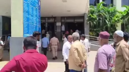 ವಿಜಯಪುರ: ನಗರದಲ್ಲಿ ವ್ಯಕ್ತಿಯ ಮೇಲೆ ದುಷ್ಕರ್ಮಿಗಳಿಂದ ಮಾರಣಾಂತಿಕ ಹಲ್ಲೆ ಸ್ಥಳಕ್ಕೆ ಪೊಲೀಸರ ಭೇಟಿ ಪರಿಶೀಲನೆ