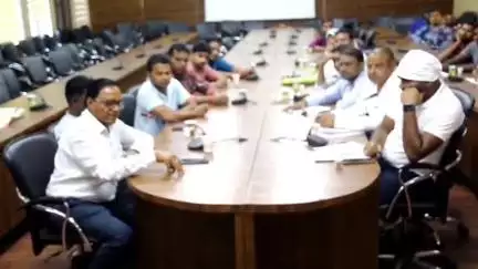 चास: बोकारो डीसी कार्यालय में बीएसएल और अप्रेंटिस संघ के प्रतिनिधियों के साथ बैठक हुई