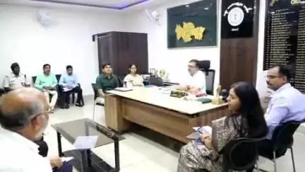 चास: बोकारो एयरपोर्ट के संचालन को लेकर उपायुक्त अजय नाथ झा ने कार्यालय कक्ष में की बैठक