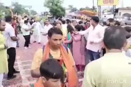 हरिद्वार: बहादराबाद पहुंचे सांसद त्रिवेंद्र सिंह रावत ने कांवड़ियों पर बरसाए फूल, भावुक हुए