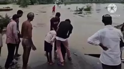 पलारी: लगातार हो रही बारिश से पलारी ब्लॉक का कौआडीह नाला उफान पर, नाले से घिरा गांव बना टापू